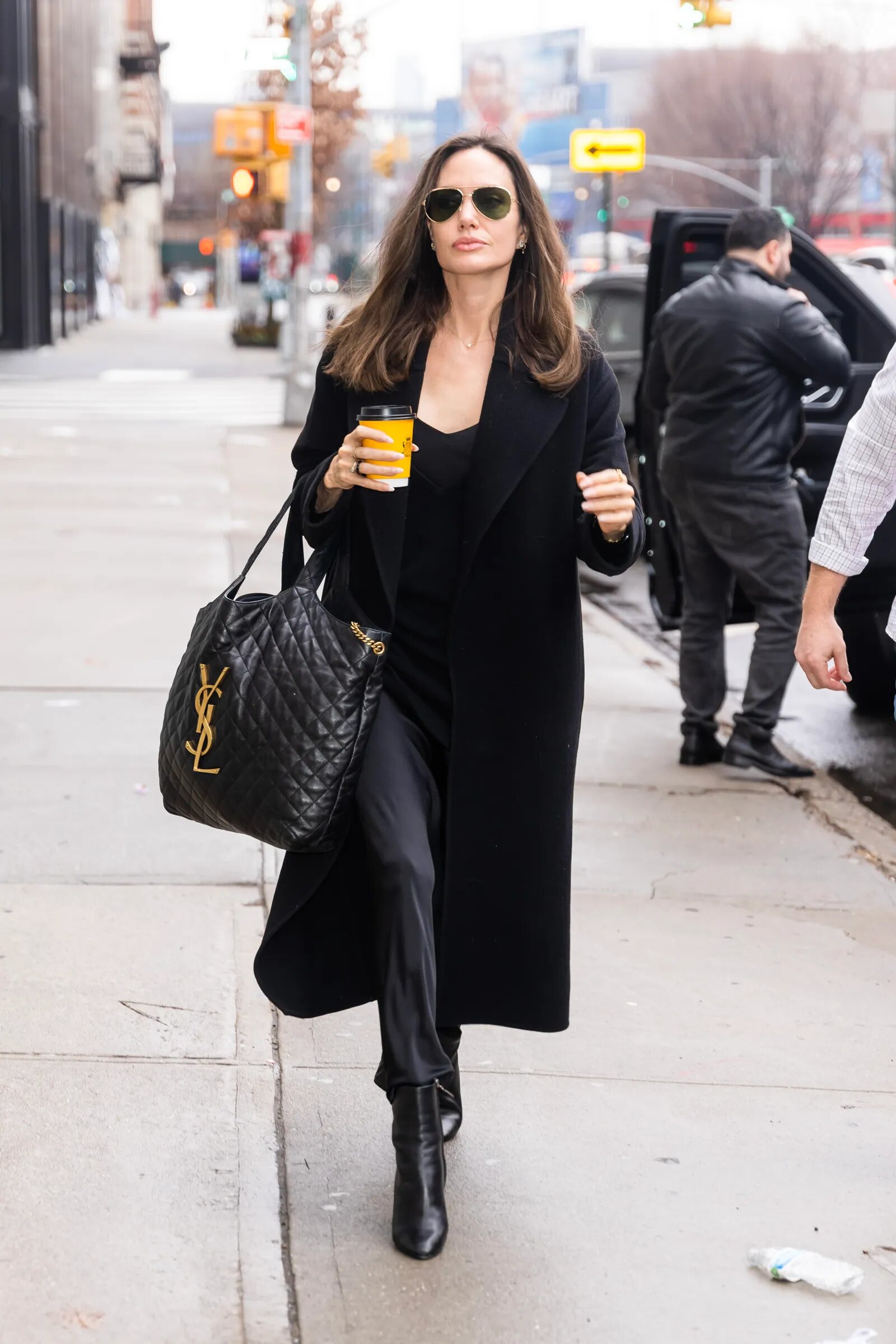 Jolie cùng túi xách ysl đen