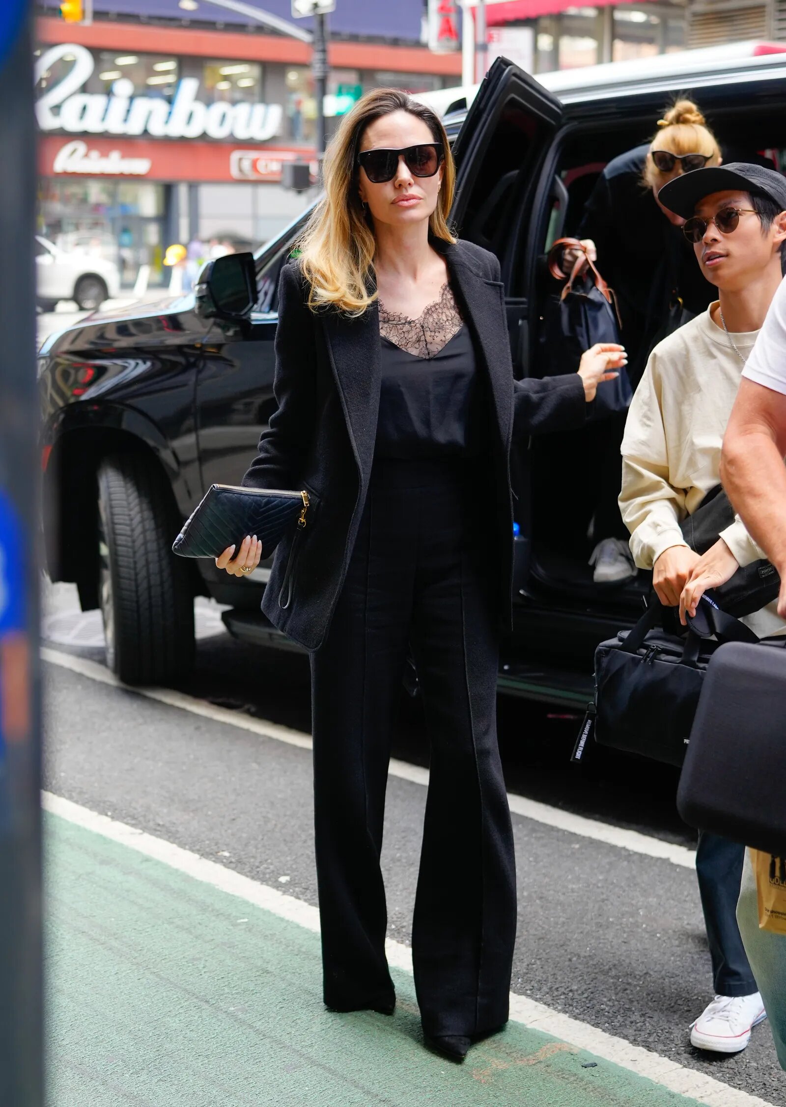 Jolie diện quần tây và áo blazer đen