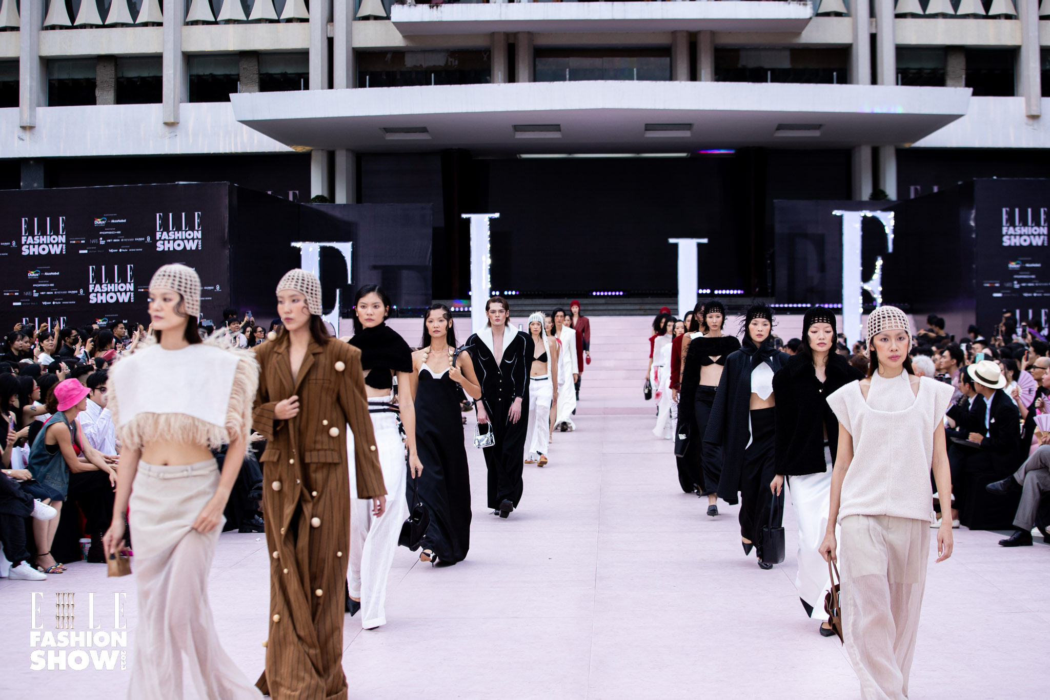 lưu việt anh elle fashion show 2023