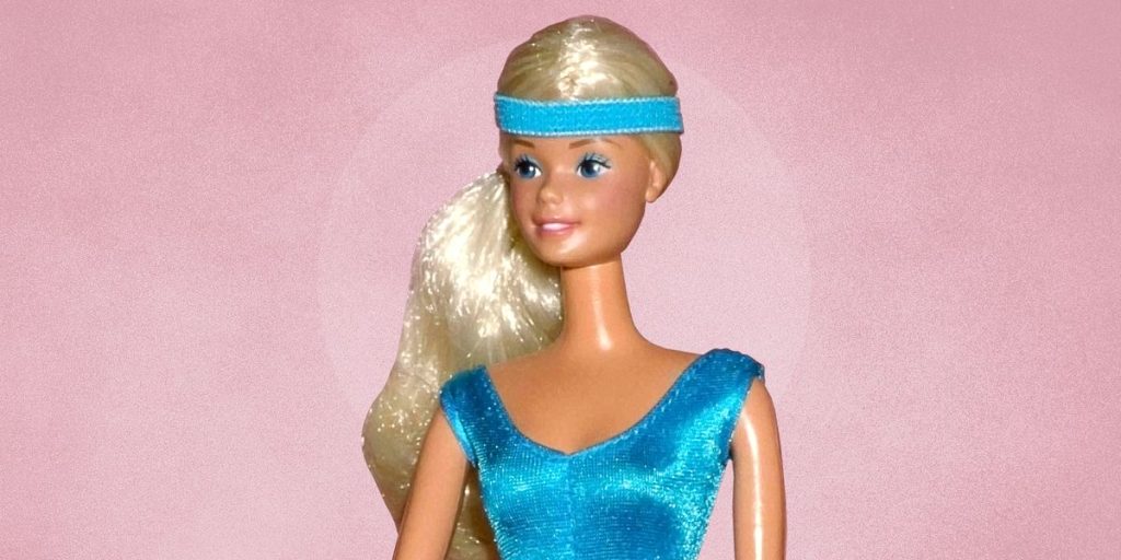 Barbie Botox: Lăng kính không phải màu hồng của trào lưu chiếc “vai mắc áo”