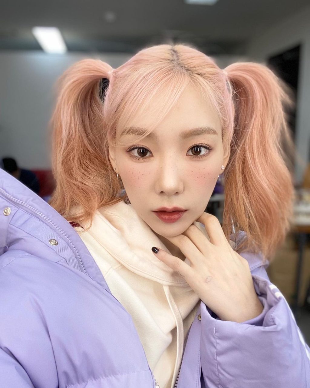 Taeyeon nổi bật với tóc màu đào.