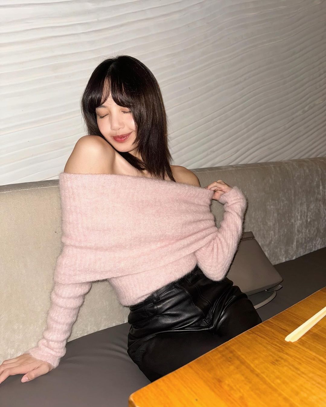 Lisa (BLACKPINK) ở Paris, Han So Hee tại Hong Kong, thời trang du lịch cuối  năm của sao Hàn có gì? | ELLE