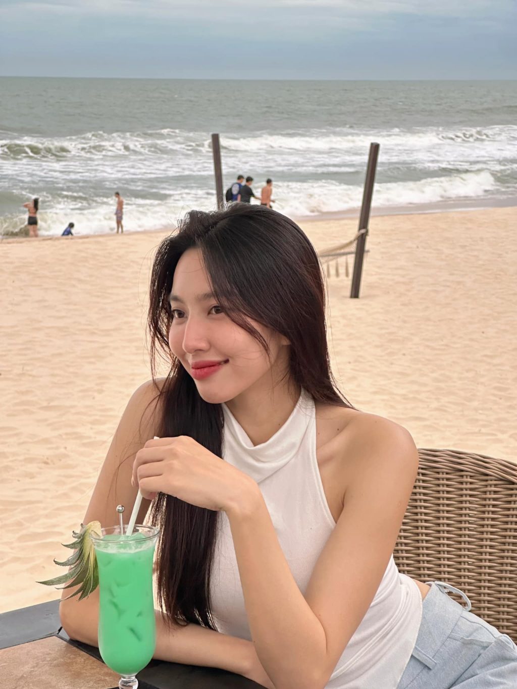Hoa hậu Thùy Tiên ưa chuộng kiểu tóc layer thẳng đơn giản.