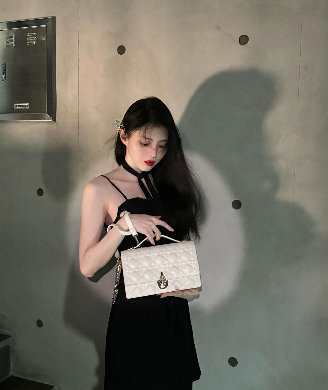 Han So Hee cầm túi của Dior