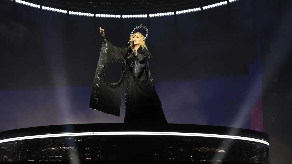 Madonna biểu diễn trong Celebration Tour với phong cách trang điểm ấn tượng