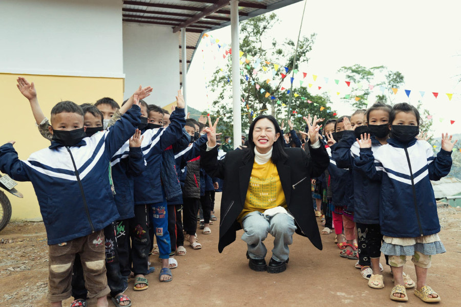 Sharing Is Caring châu bùi và các em nhỏ vùng cao