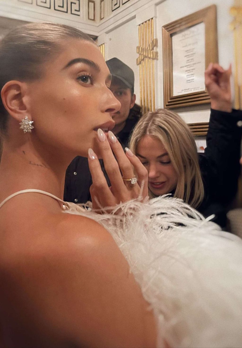 Hailey Bieber gây sốt với nail tráng gương.