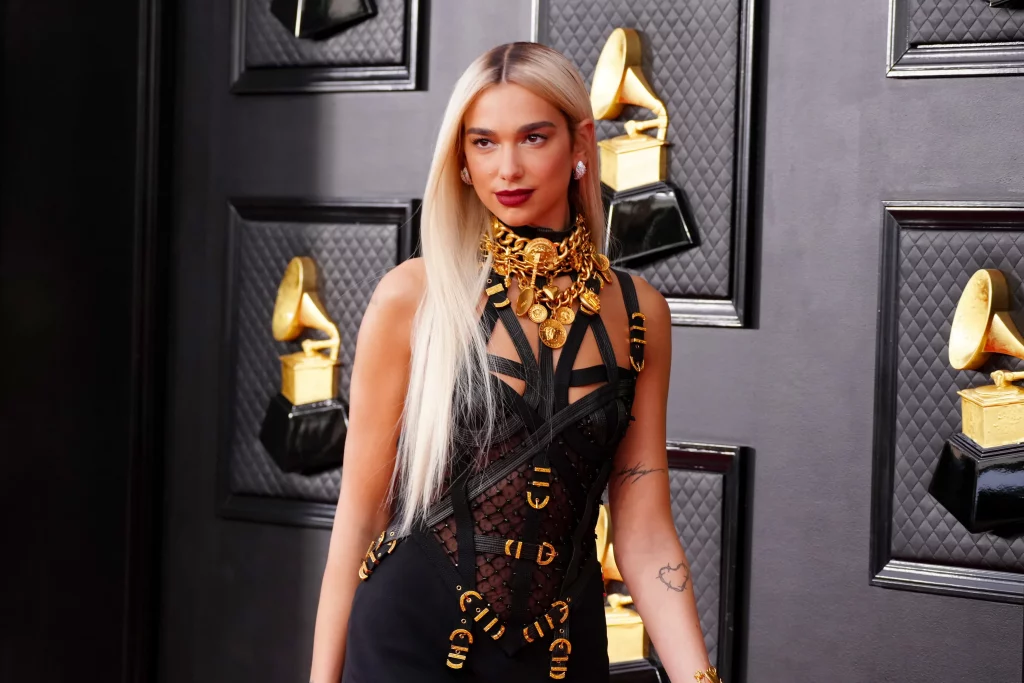 Dua Lipa diện nail tráng gương ở Grammy 2022.