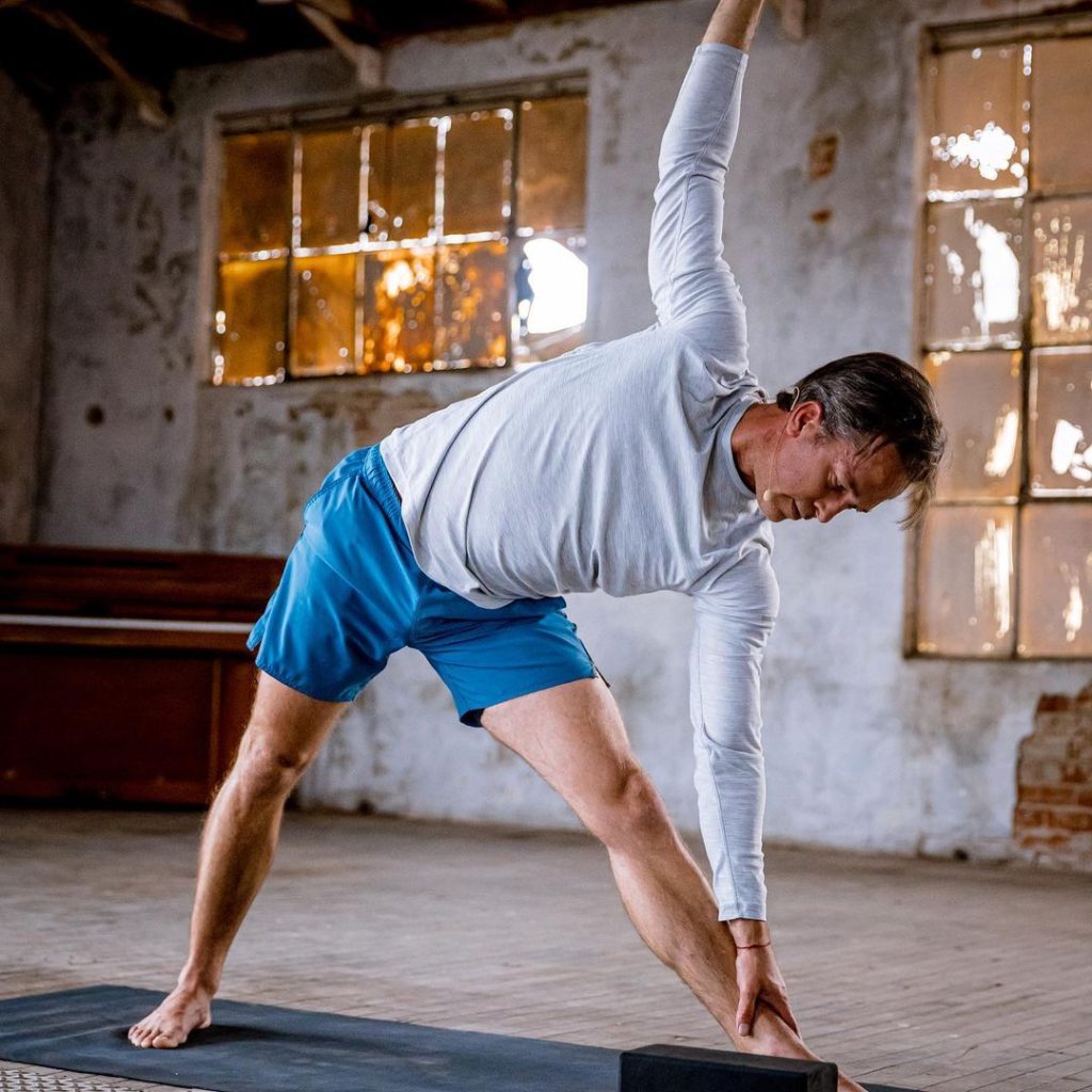 Travis Eliot đang tập yoga