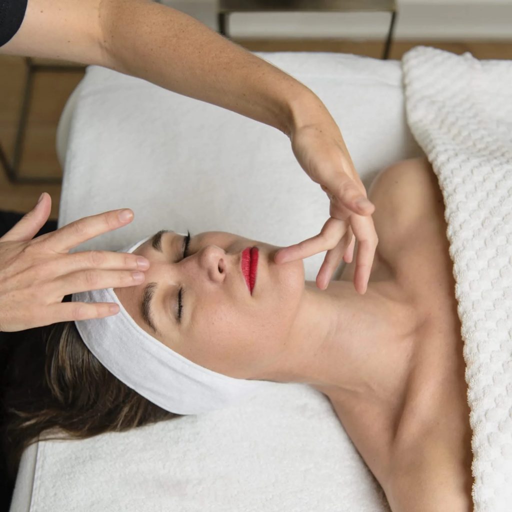 Giải tỏa căng thẳng nhờ phương pháp massage Kobido. 