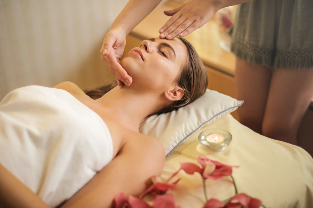 nằm thư giãn massage để cải thiện nếp nhăn