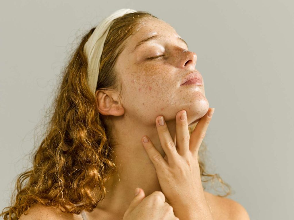 Massage Kobido là một giải pháp tốt để ngăn ngừa lão hóa do các thói quen xấu tác động lên mặt và cổ 