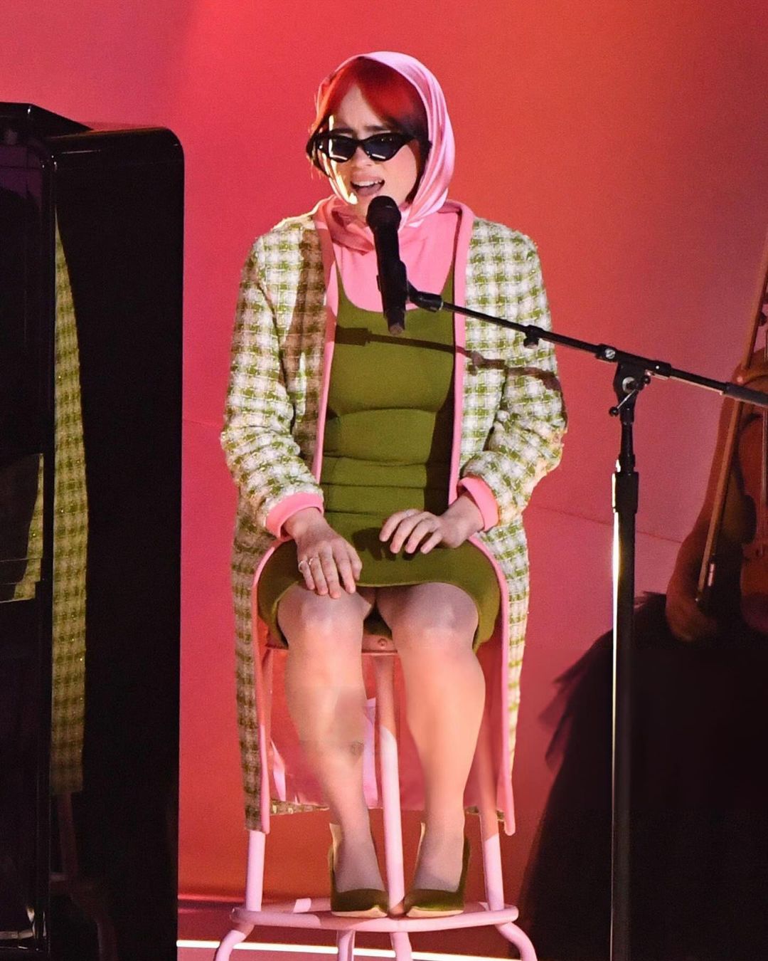 billieeilishtours diện đầm xanh tại grammy