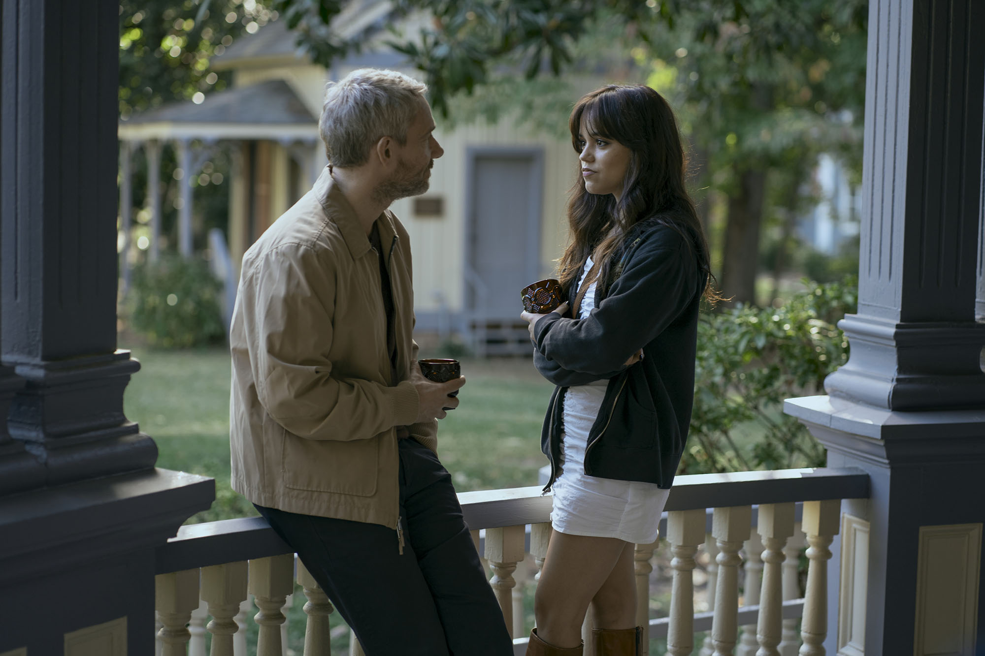 martin freeman và jenna ortega trong nàng thơ của miller