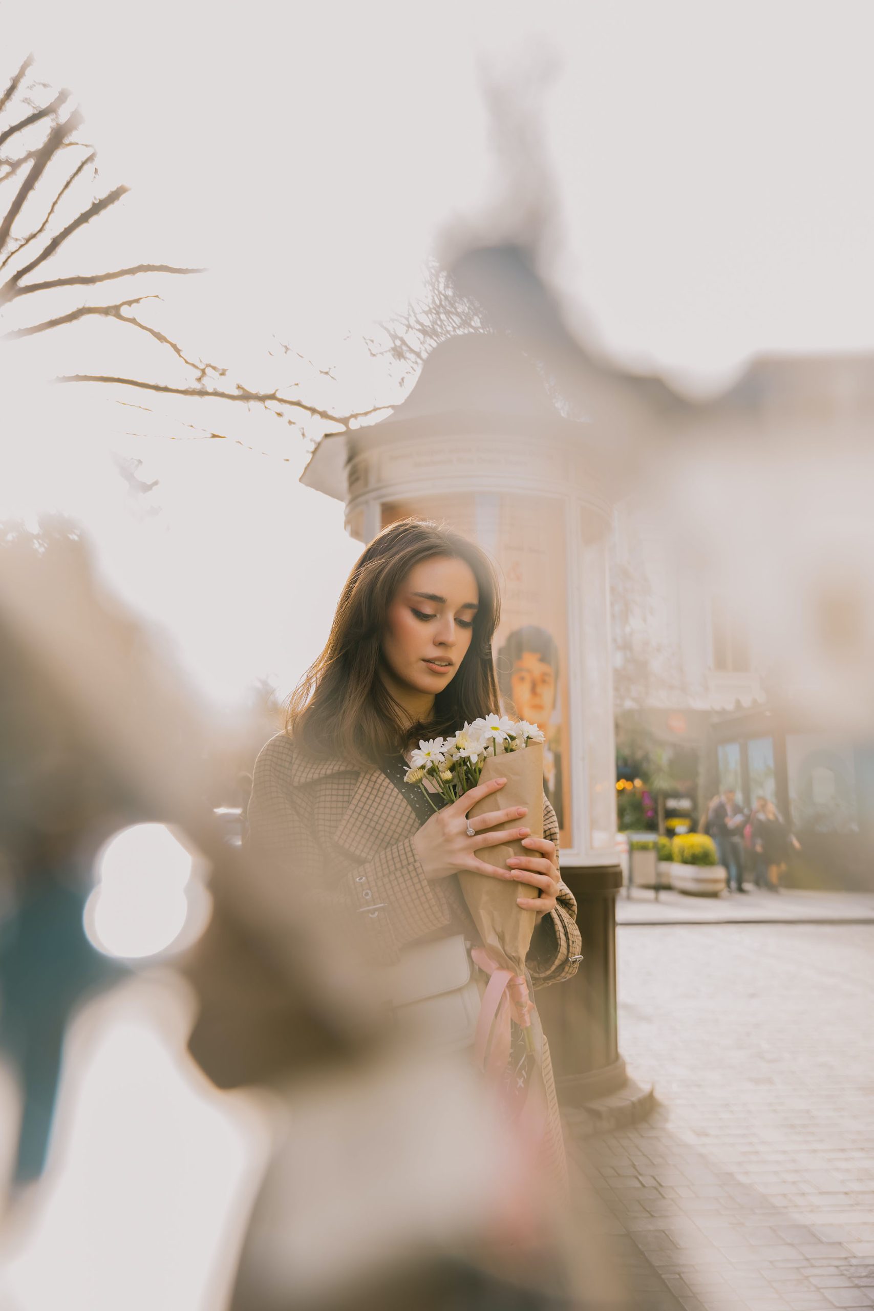 cô gái ôm bó hoa dịp valentine