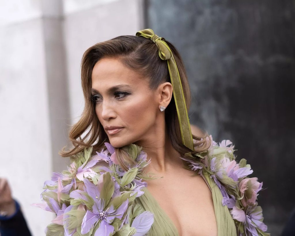 Jennifer Lopez nơ tóc