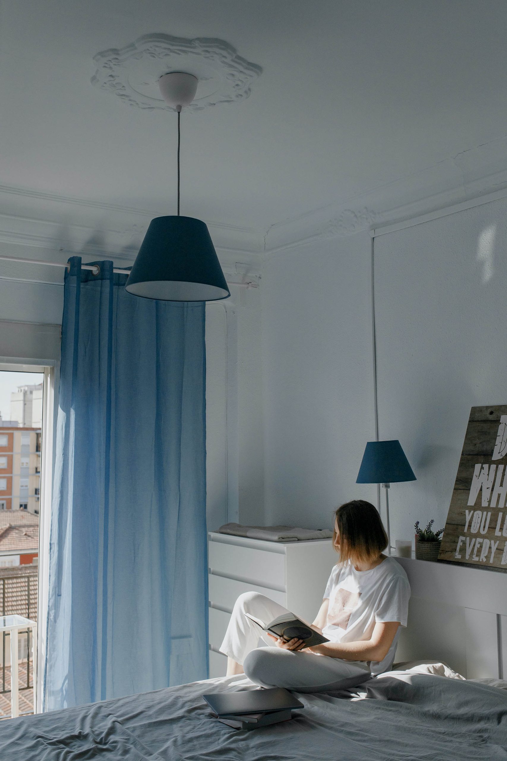cô gái đọc sách trên giường