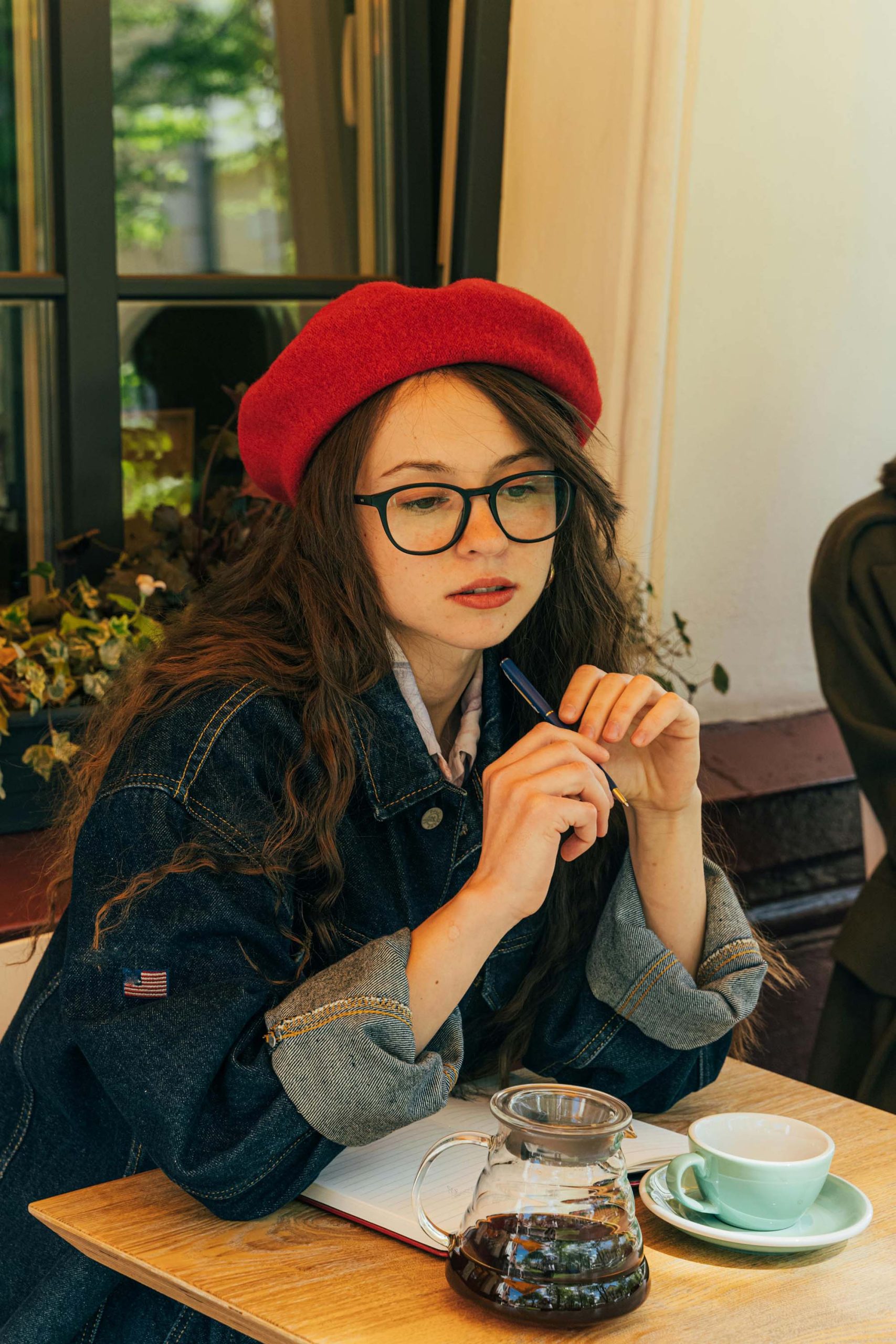 cô gái nón đỏ suy nghĩ về sự thất bại
