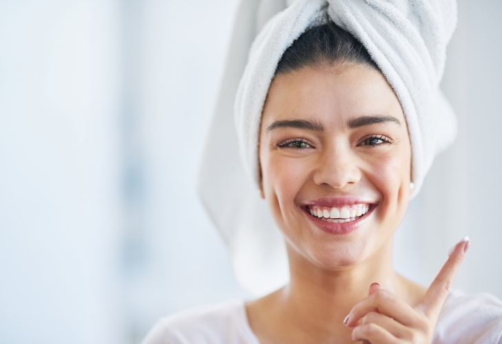 Cô gái đang cười skincare bổ sung collagen