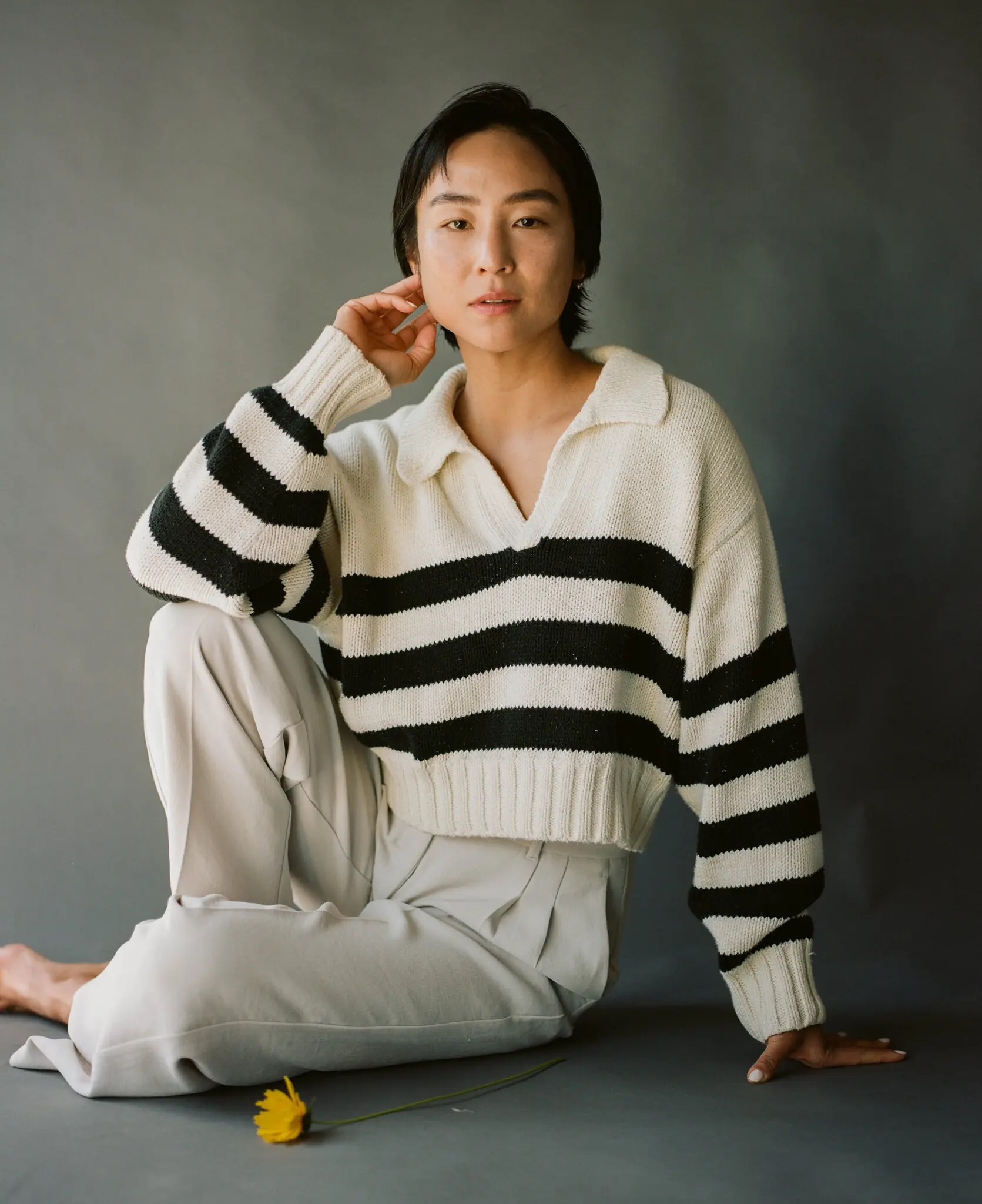 Greta Lee trong chiếc áo sọc