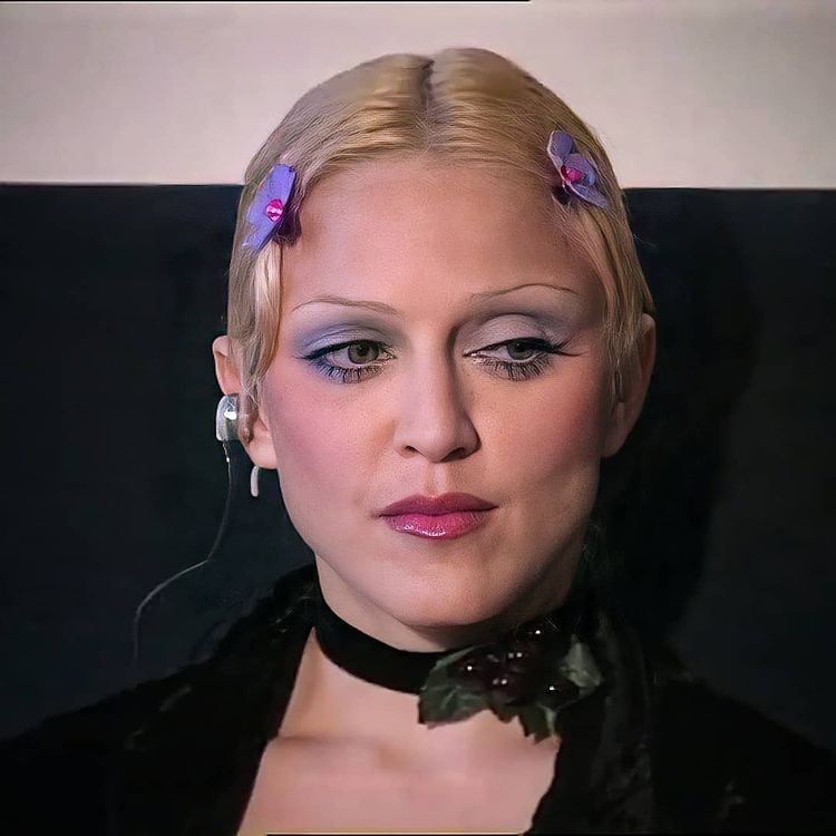 Madonna tẩy trắng lông mày