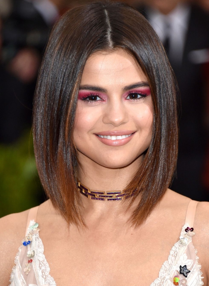 Selena Gomez nổi bật với mái tóc bob ngang vai