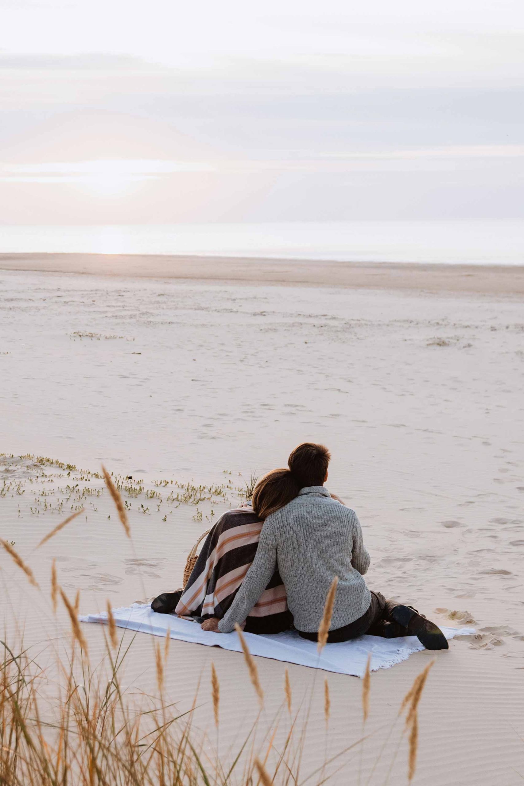 cặp đôi ngồi trên bãi biển