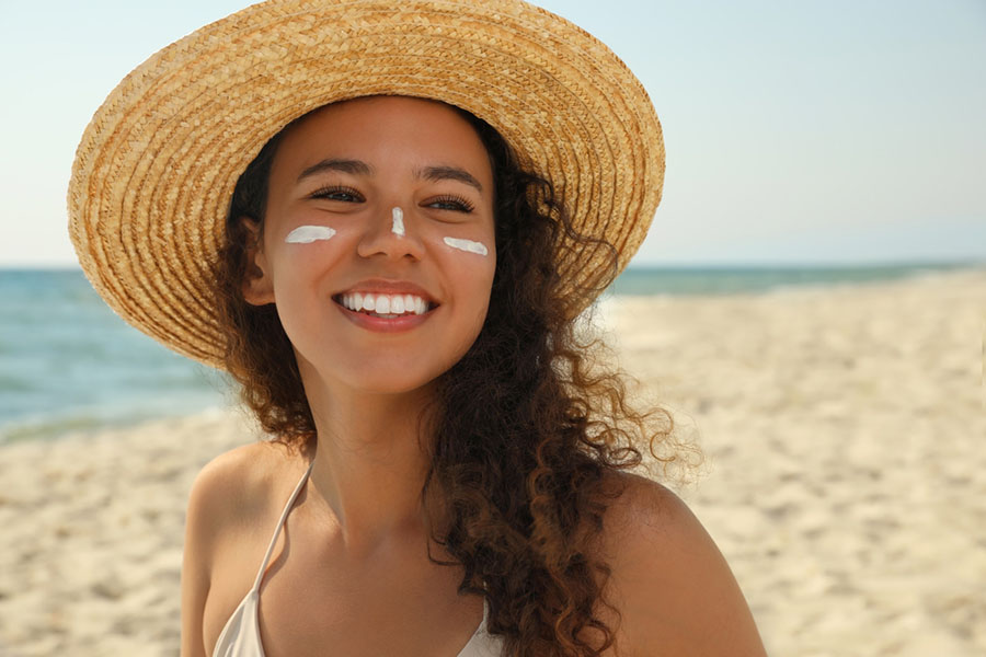 Skincare routine cho da dầu mụn là sử dụng kem chống nắng 