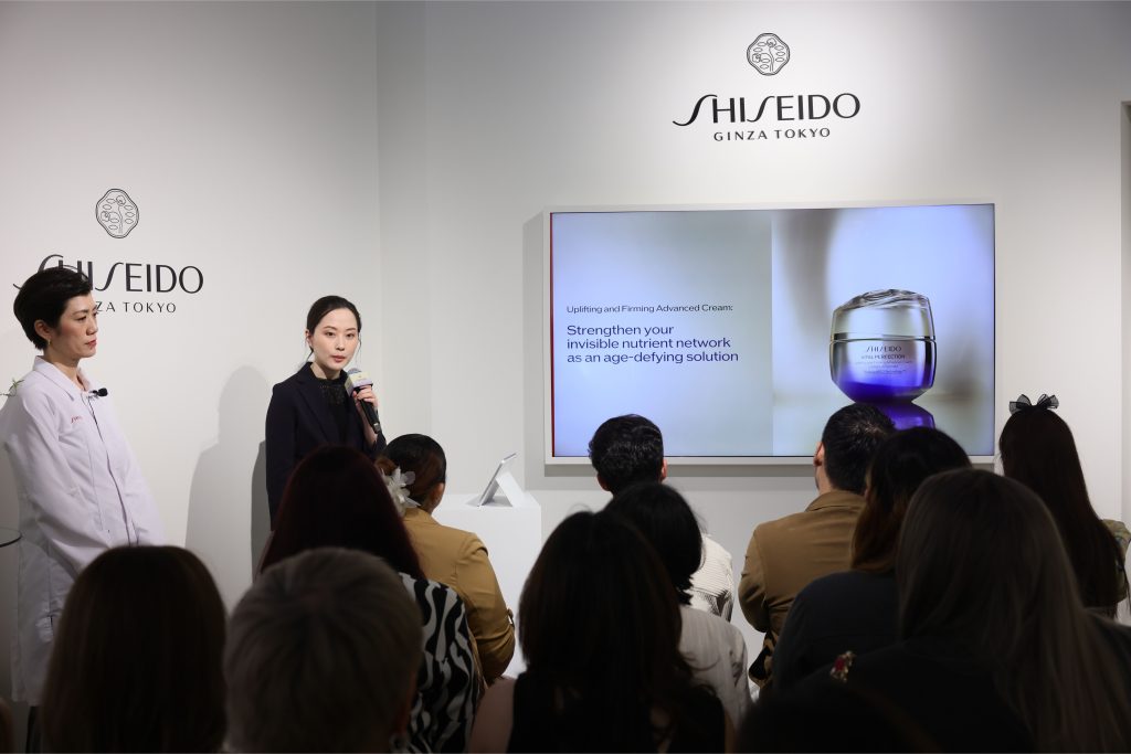 shiseido Công nghệ kép được cấp bằng sáng chế SafflowerRED™ và ReNeuraRED Technology™ được truyền tải tới người tham dự bởi Giám đốc Khoa học Toàn cầu, Minako Ando và Giám đốc Truyền thông & Tiếp thị Toàn cầu Michiko Nakano