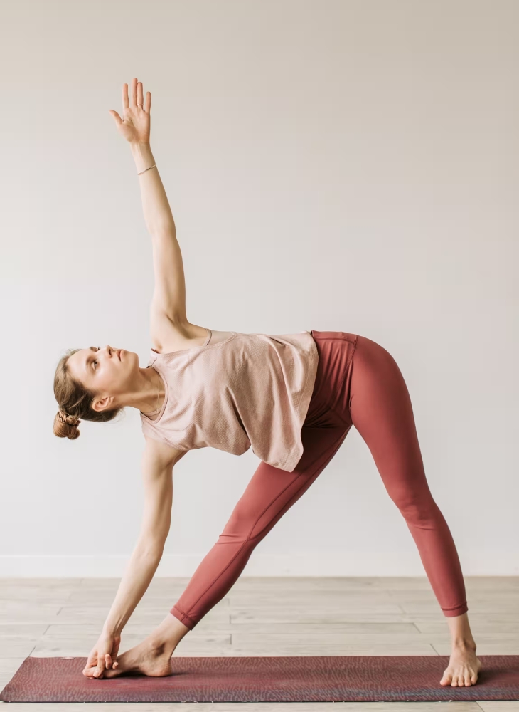 Tư thế yoga tam giác giúp giảm cân