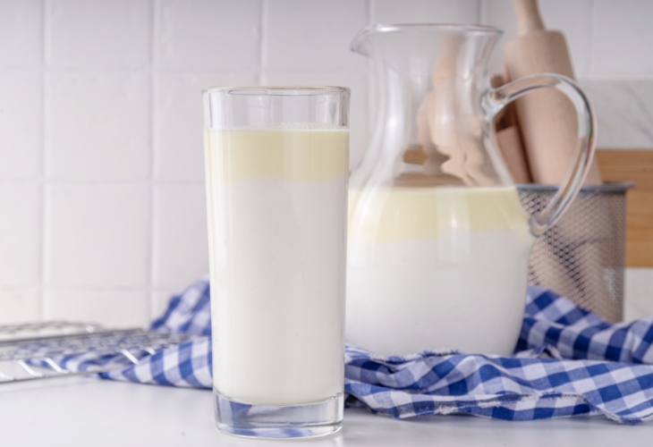 Sữa là thành phần trong hỗn hợp dưỡng da với bột đậu đỏ
