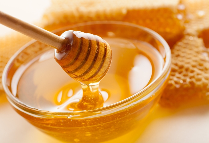 Mật ong là nguyên liệu quan trọng kết hợp bột đậu đỏ giúp làm trắng mịn da