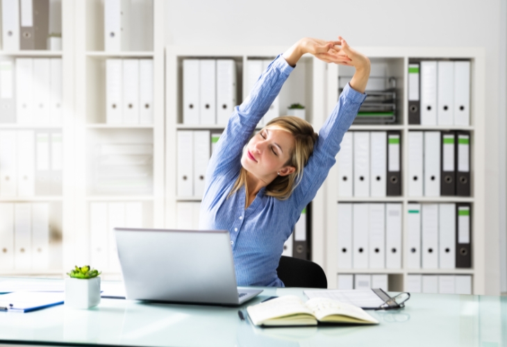 Động tác thể dục giúp giải tỏa căng thẳng khi ngồi làm việc thời gian dài 