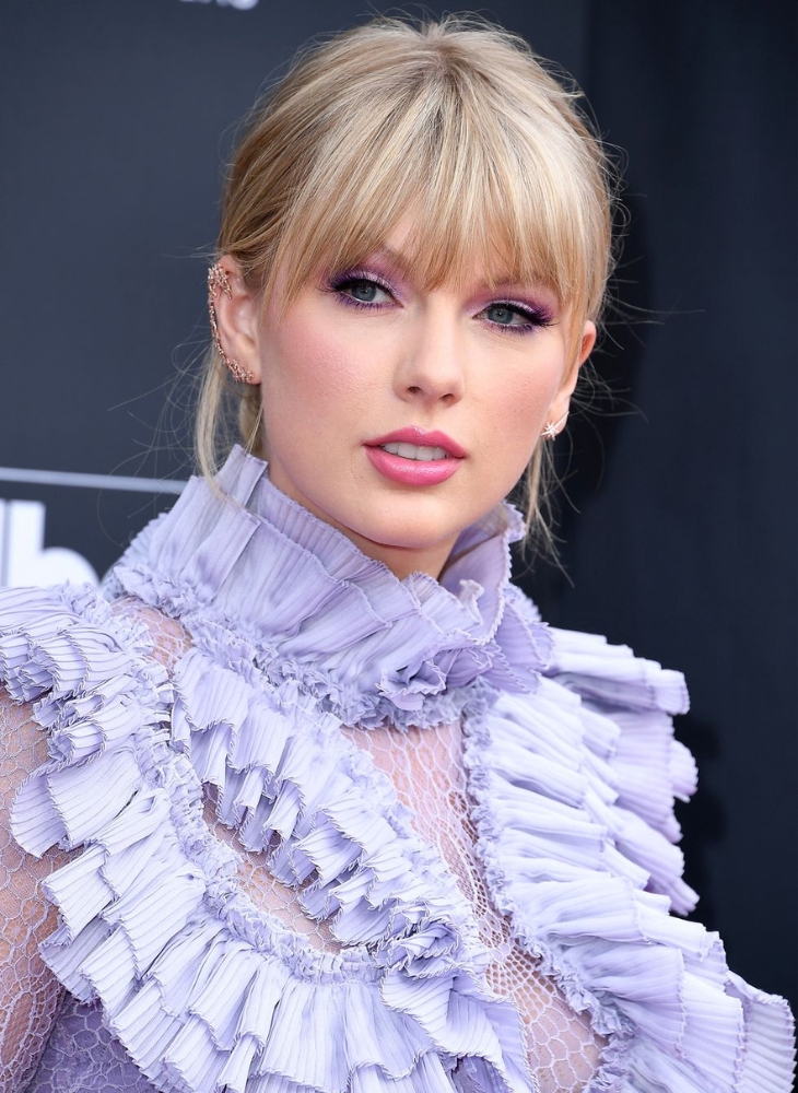 Taylor Swift với mái tóc búi mộng mơ