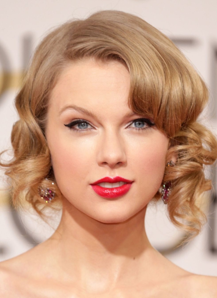 Taylor với mái tóc lob xoăn và đôi mắt mèo 