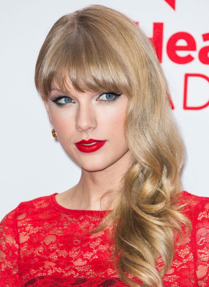 Mái tóc vàng xoăn và đôi môi đỏ tươi Taylor Swift đặc trưng