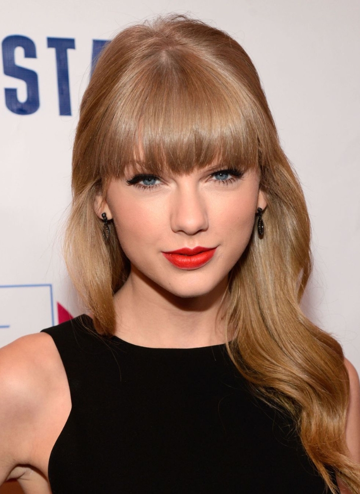 Taylor Swift với kiểu tóc uốn gợn cùng chiếc mái cắt dày