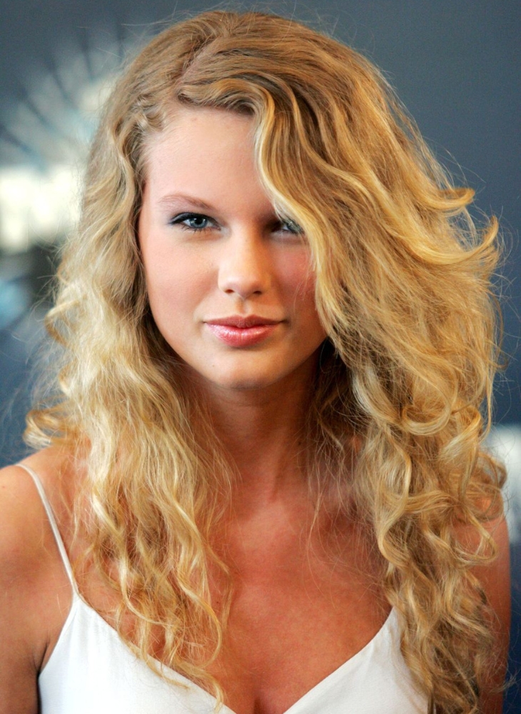 Mái tóc vàng xoăn dài đặc trưng của Taylor 
