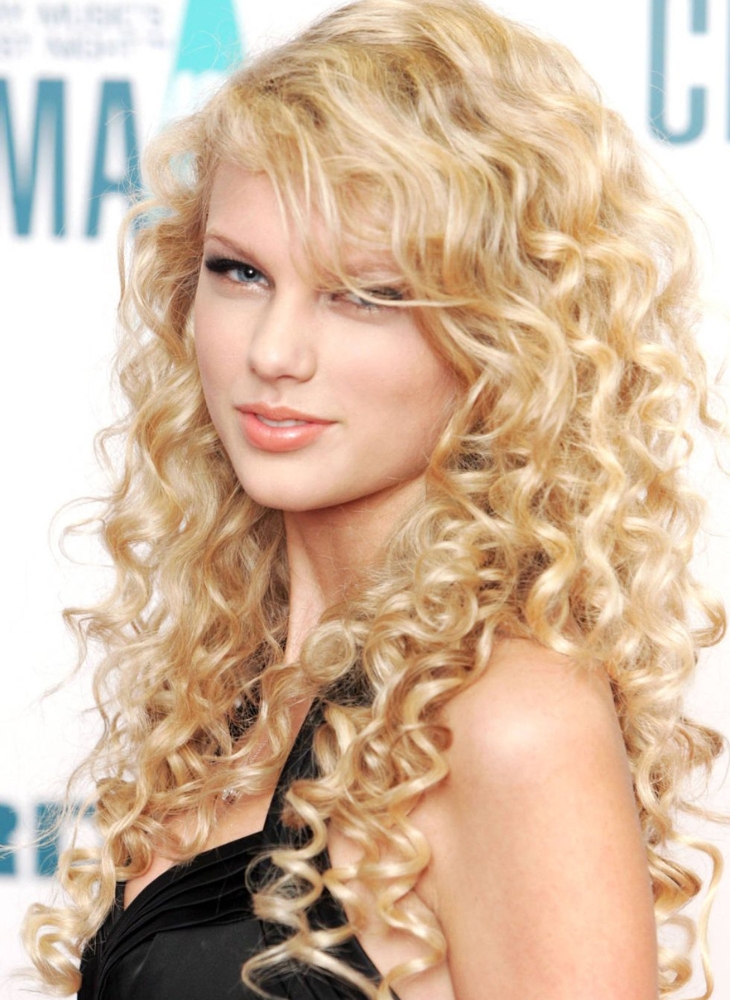 Taylor với mái tóc uốn xù