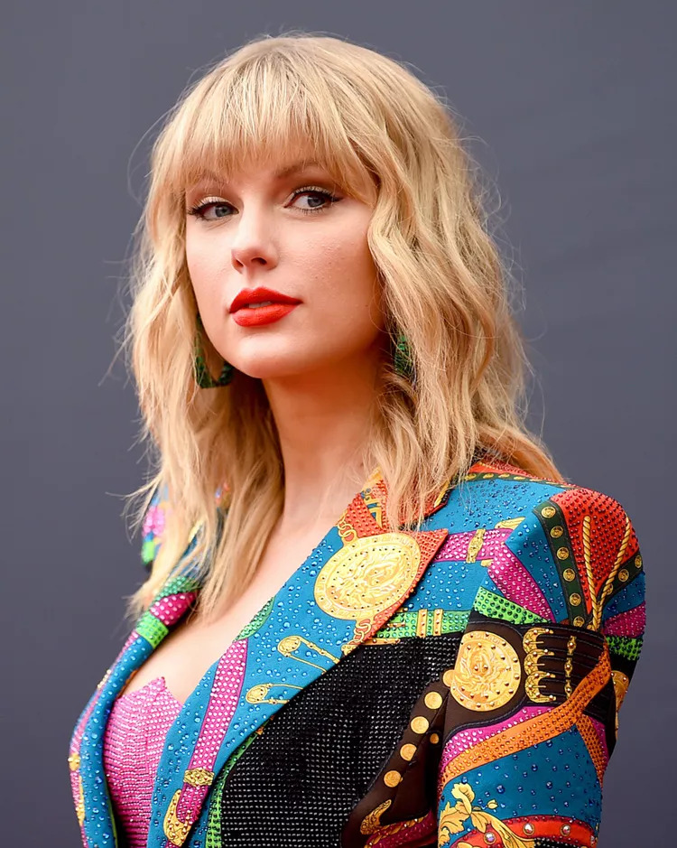 Taylor Swift tóc mái baby với kiểu tóc shag