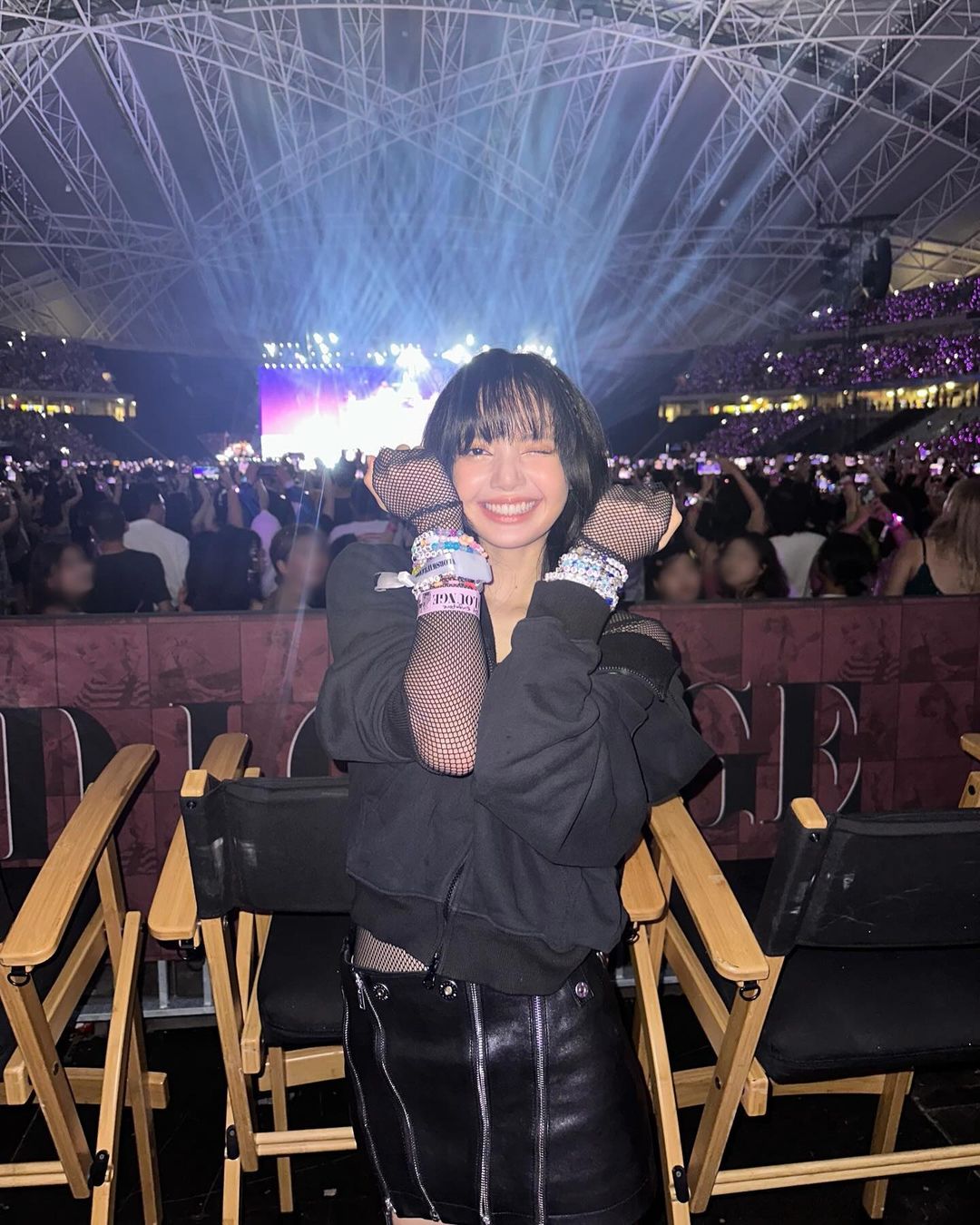 lalalalisa_m diện full đen eras tour