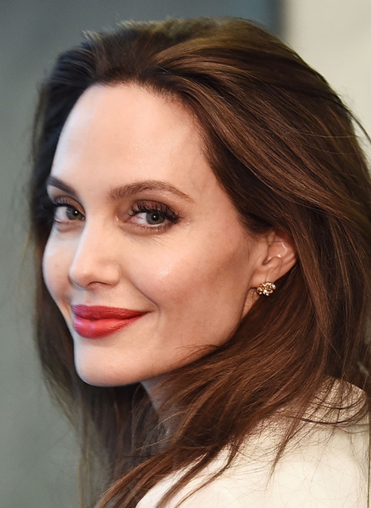 Gương mặt góc cạnh Angelina Jolie