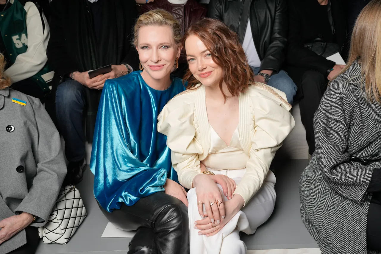 Cate Blanchett và Emma Stone tại buổi diễn Thu-Đông 2024 của Louis Vuitton. (Ảnh: Getty Images)
