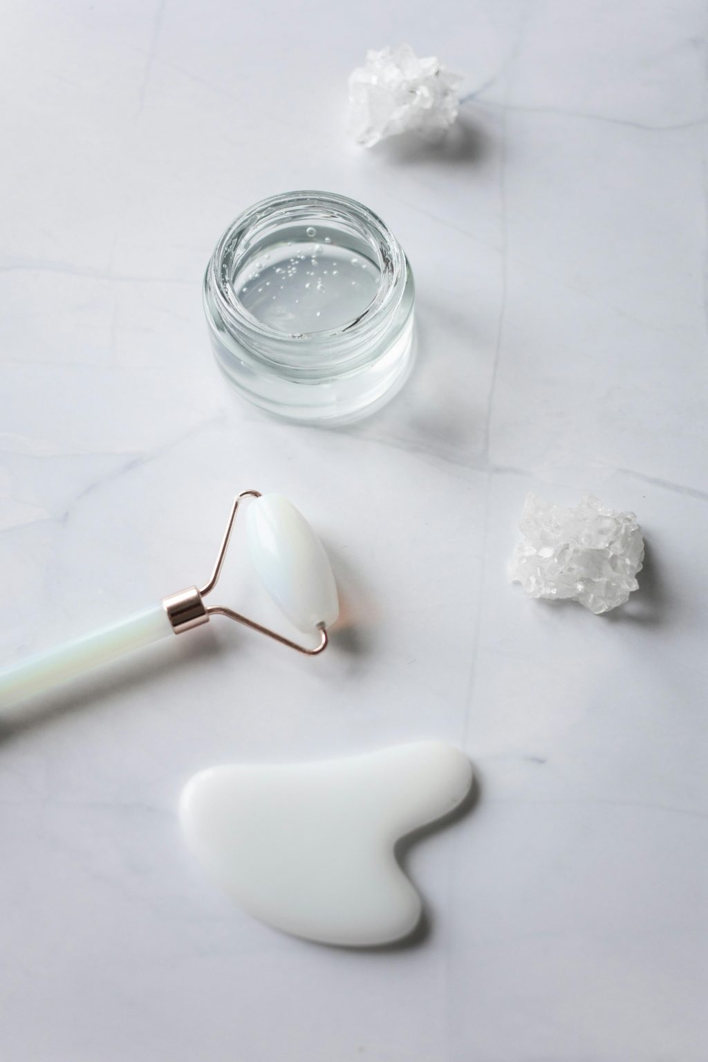 thanh lăn mặt và hũ mỹ phẩm chứa silicone