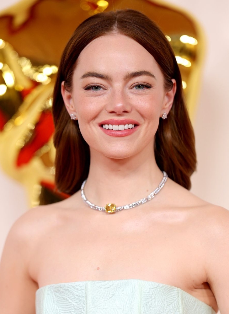 Emma Stone với mái tóc sang trọng tại lễ trao giải Oscar 2024