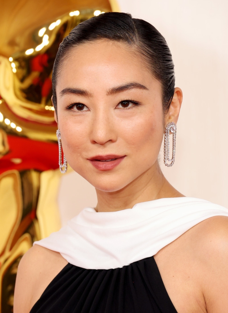 Greta Lee cùng kiểu tóc ba lê bóng mượt trên thảm đỏ Oscar 2024