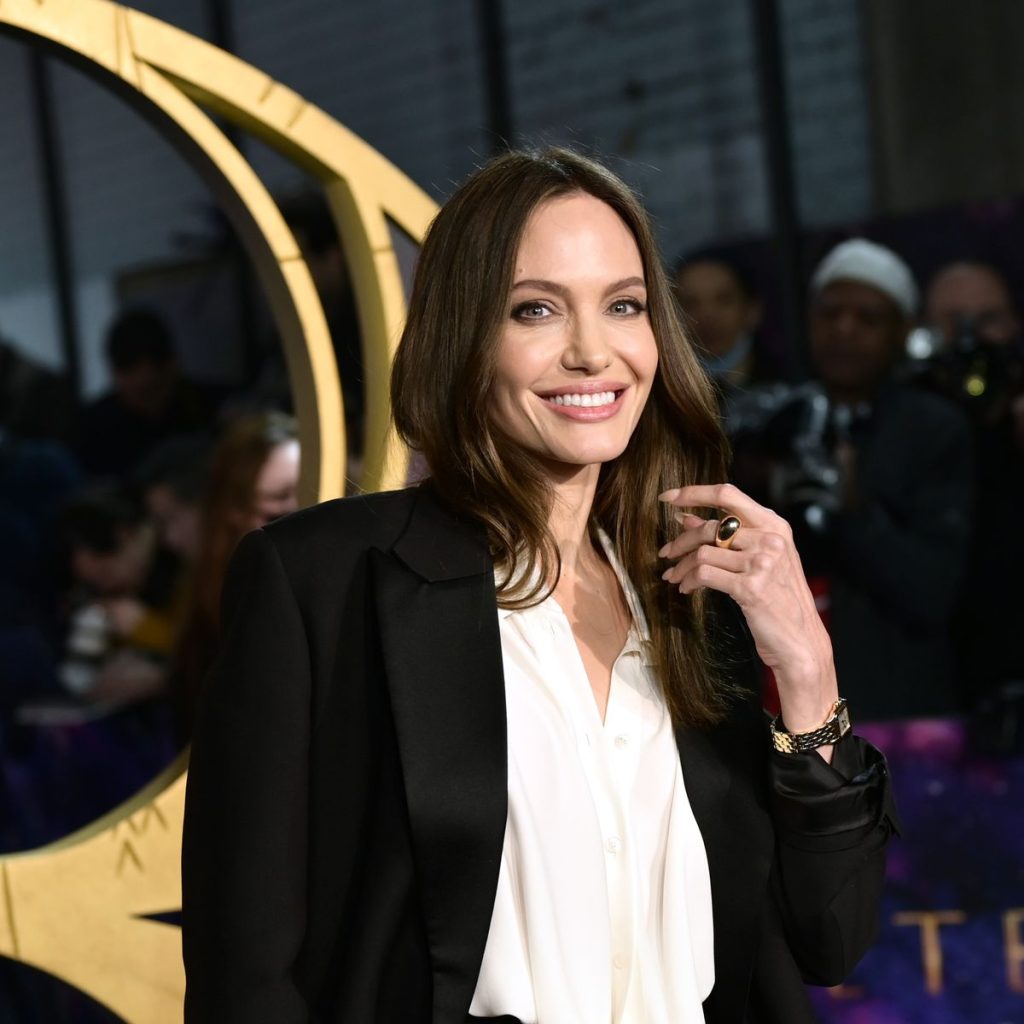 Kiểu tóc cung Khí Song Tử của Angelina Jolie 
