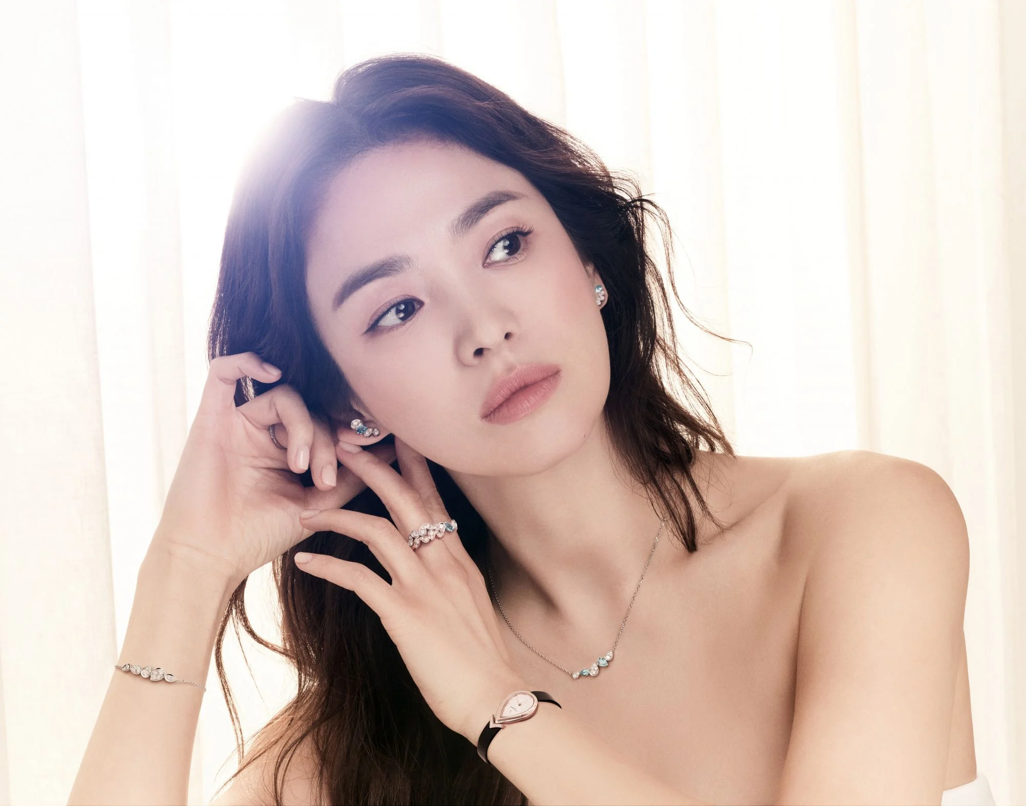Song Hye Kyo mang đồng hồ Chaumet