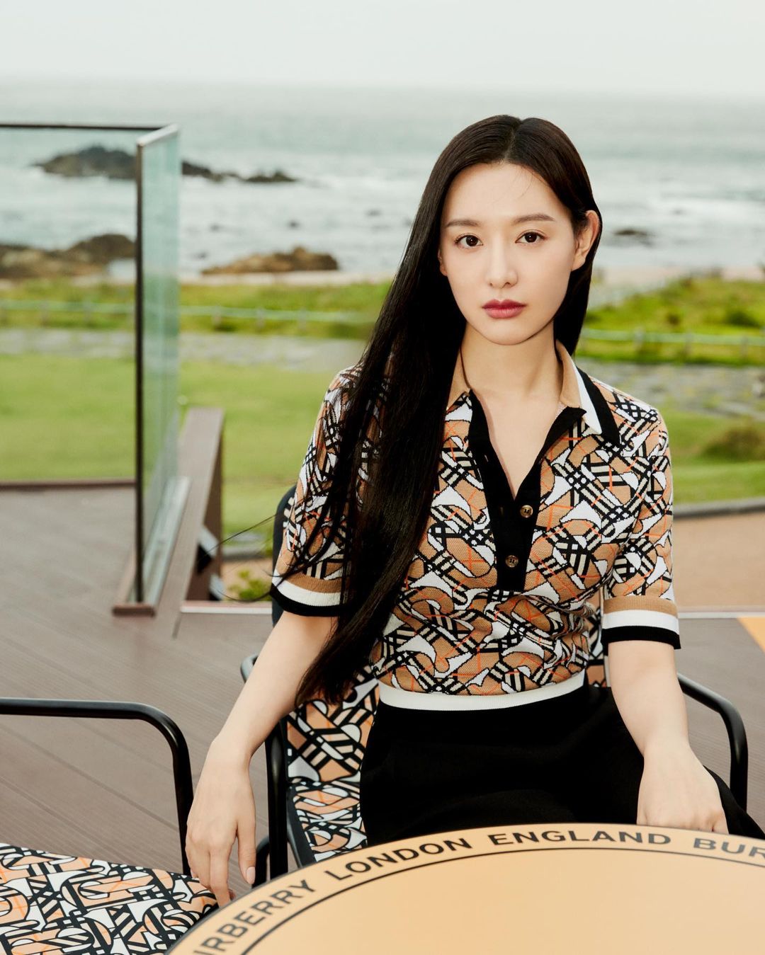 Kim Ji Won với vẻ ngoài lạnh lùng và sang chảnh