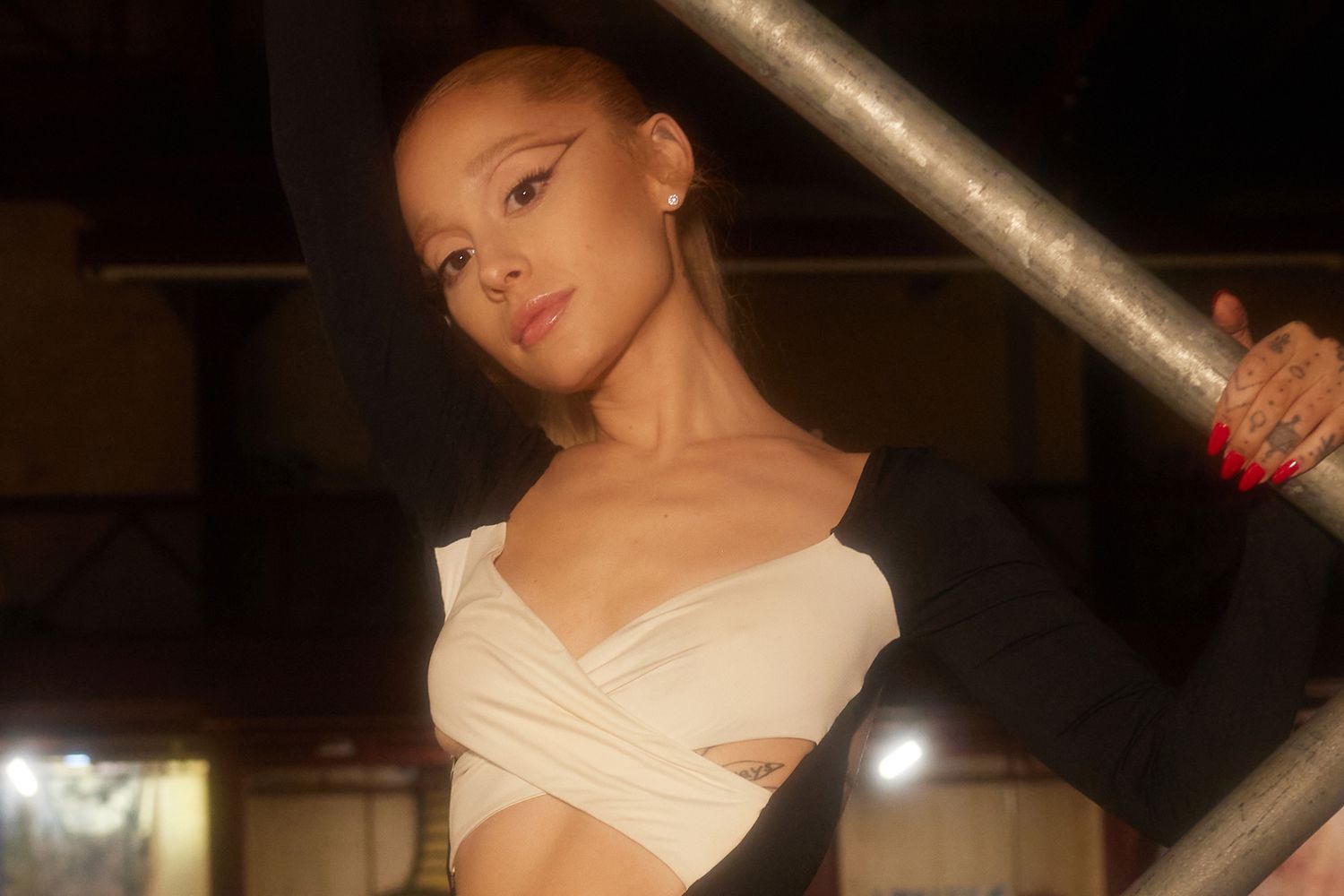 Ariana Grande trong mv yes and?